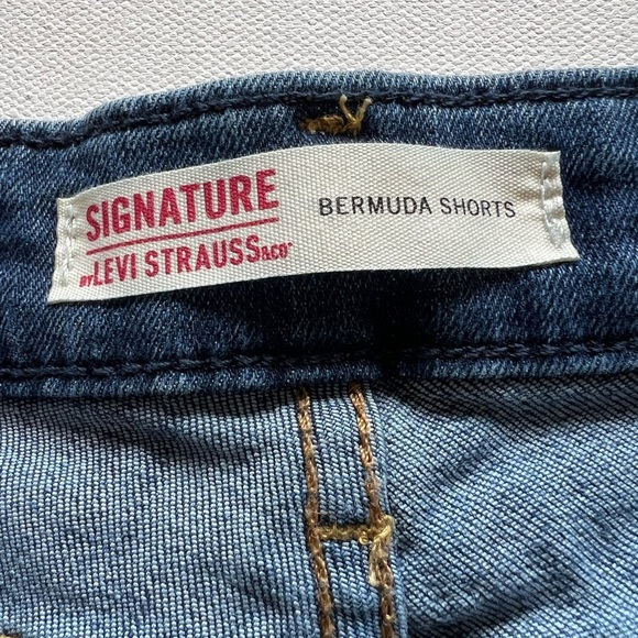 EUC Levi's Women's Bermuda Classic Denim Shorts Dark Wash 2/W26 🔥🔥 (D2) - Picture 3 of 6